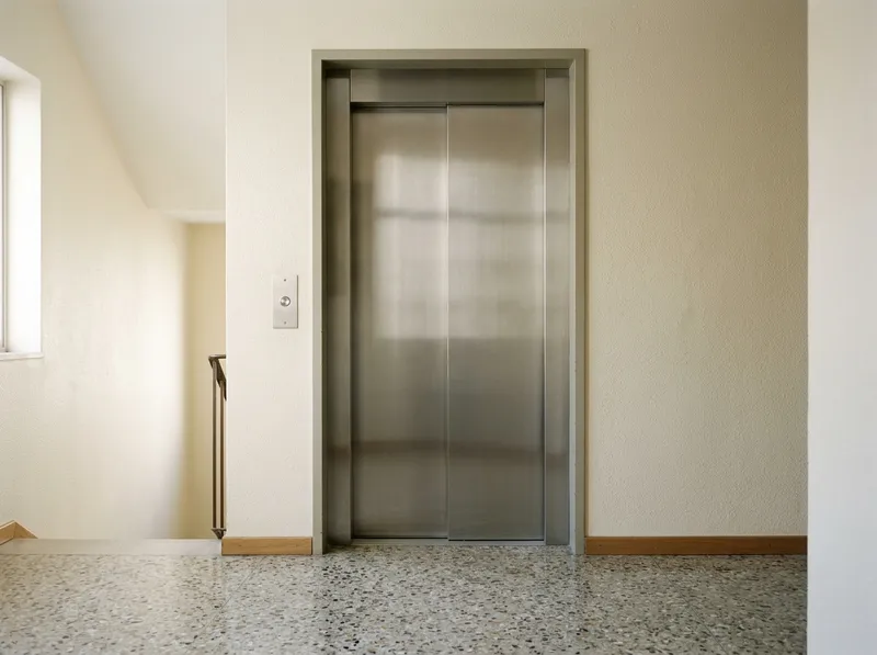 Portas de elevador em aço escovado, impecáveis